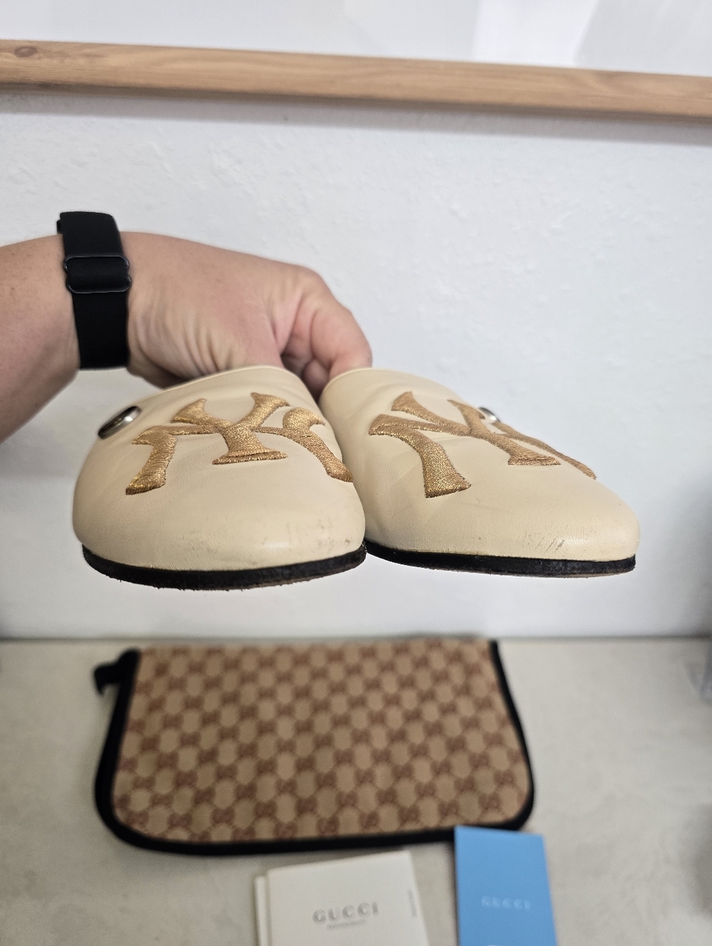 Gucci NY Yankees Cream Leather Slip-On Mules Gold Embroidered Logo Sz 37 In Box - Picture 5 of 13